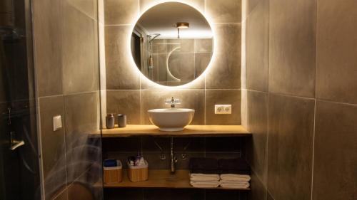 a bathroom with a sink and a mirror at De Boalder in Hardenberg