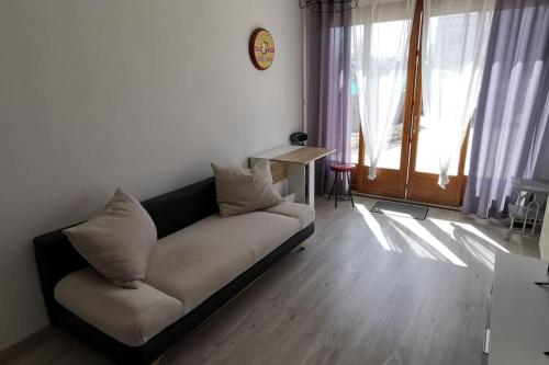 d'un salon avec un canapé et une fenêtre. dans l'établissement Appartement proche plages et commerces, à La Ciotat