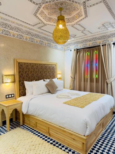 - une chambre avec un grand lit et un plafond dans l'établissement Dar MD, à Chefchaouen