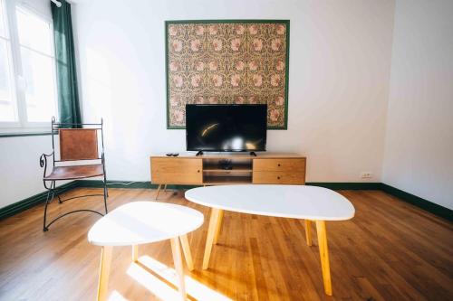 - un salon avec une table, 2 chaises et une télévision dans l'établissement Inkspiration • Le Chill En Centre Ville, à Châteauroux