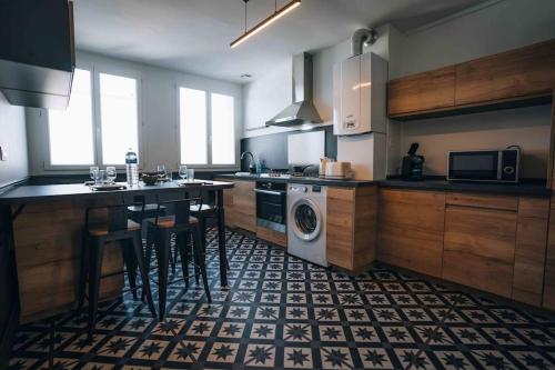 une cuisine avec un lave-linge et un lave-linge dans l'établissement Inkspiration • Le Chill En Centre Ville, à Châteauroux