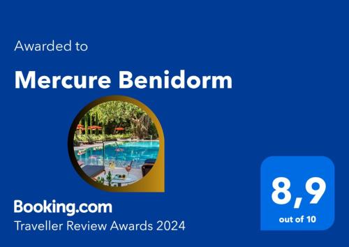 uma imagem de uma piscina com um espelho redondo em Mercure Benidorm em Benidorm