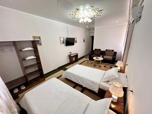 Habitación hospitalaria con 2 camas y sofá en Gold Khiva en Khiva