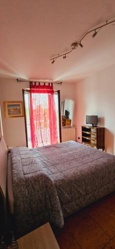 een slaapkamer met een bed en een raam bij GM Apartment in Verona