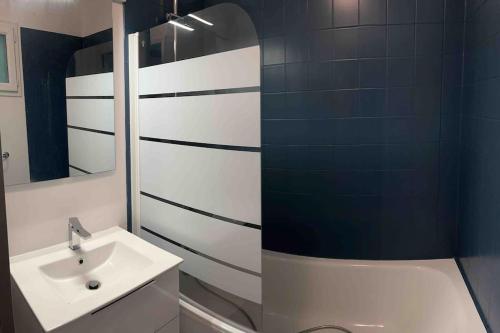 une salle de bain avec un lavabo et un miroir dans l'établissement Studio cosy ac piscine proche de Honfleur - 10 min, à Équemauville