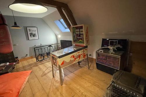TV a/nebo společenská místnost v ubytování Maison de charme avec piscine
