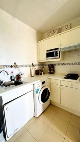 Una cocina o zona de cocina en Almerimar Seaside Flat
