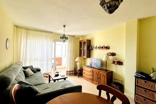 una sala de estar con un sofá y una mesa en Almerimar Seaside Flat, en El Ejido