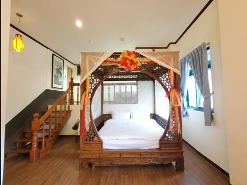 a bedroom with a bed with an arch in it at Old Street Seaview Homestay in Jiufen