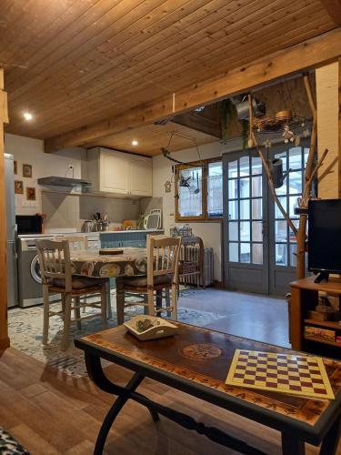 une cuisine et un salon avec une table et des chaises dans l'établissement La Grangette d'Antan, à Fenain