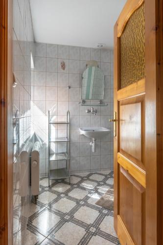 a bathroom with a sink and a mirror at Apartamenty i pokoje Pod Limbami - sauna, tężnia in Bukowina Tatrzańska