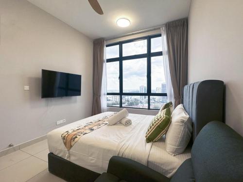 une chambre d'hôtel avec un lit et une fenêtre dans l'établissement Twin Tower Johor Bharu JCHome By MWM, à Johor Bahru