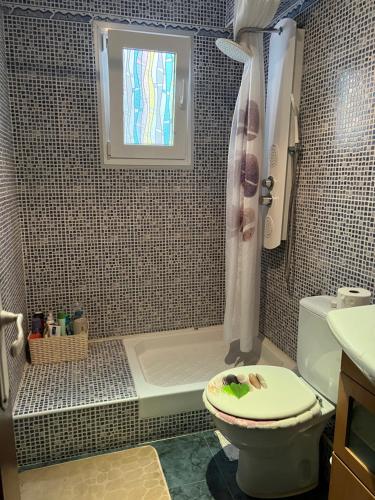 baño con ducha y aseo y ventana en Habitación por días, en Catarroja
