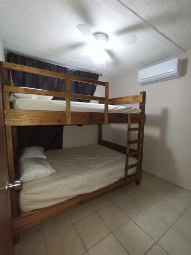 two bunk beds in a room with a ceiling at Casa Ixtlán Planta Baja in Santa Cruz Huatulco