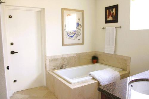 uma banheira na casa de banho com um lavatório em Blue Moon at Diamondhead Resort em Hot Springs
