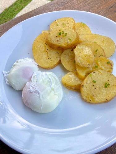 Un plato de comida con patatas fritas y una bola de masa hervida en Kata Hillside Hideaway, en Kata Beach