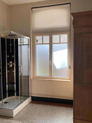 an empty room with a window and a glass enclosure at Gîte d'Avalon Appartement 5 in Dinant