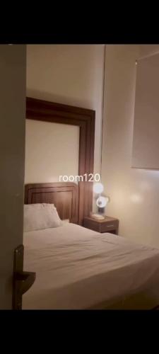 een slaapkamer met een bed en een lamp op een tafel bij شقق خاصة دخول ذاتي in Al Kharj
