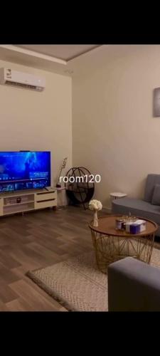 sala de estar con sofá y TV en شقق خاصة دخول ذاتي, en Al Kharj