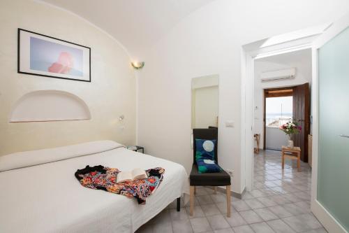Una donna sdraiata su un letto in una stanza d'albergo di Sol Levante ad Amalfi
