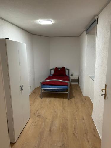 een kamer met een bed met een rode deken erop bij Ferienwohnung Kotsch in Engen