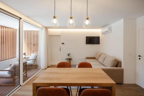 里奧廷托的住宿－Levada Charming Houses (Refúgio) - 1 min Metro，客厅配有桌子和沙发
