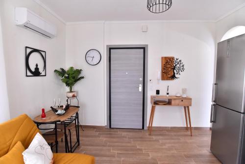 Gallery image of Antoine Apartment in Néa Péramos
