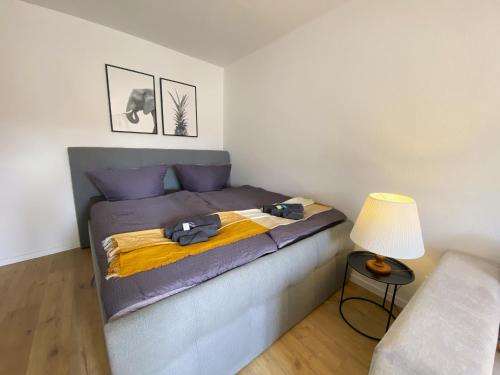- une chambre avec un lit et une lampe dans l'établissement Schölerberg Apartment mit Tiefgaragenparkplatz und Kingsize-Bett, à Osnabrück