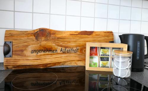 a wooden cutting board sitting on top of a counter at Schölerberg Apartment mit Tiefgaragenparkplatz und Kingsize-Bett in Osnabrück