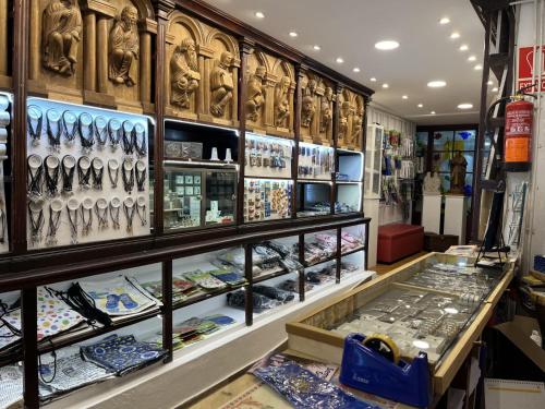 uma loja com um monte de produtos em exposição em Obradoiro em Sarria