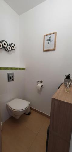 Ένα μπάνιο στο Chambre indépendante avec terrasse et jardin privatif