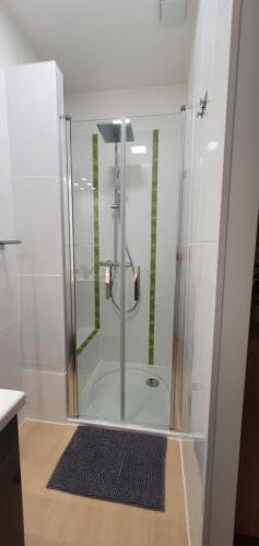 Ένα μπάνιο στο Chambre indépendante avec terrasse et jardin privatif