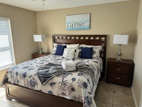 ein Schlafzimmer mit einem großen Bett mit blauen Kissen in der Unterkunft Vera’s vacation in Bradenton