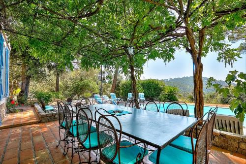 Gallery image of Villa Provençale avec 2 maisons d'amis ,piscine ,Jacuzzi ,vue mer in La Roquette-sur-Siagne