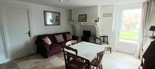 un salon avec un canapé et une table dans l'établissement Countryside Annexe with private garden, à La Sauvetat-du-Dropt