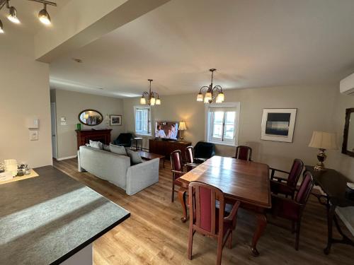 a living room with a table and a couch at Goéliche hotel et appartement in Saint-Laurent-de-l'ile d'Orleans