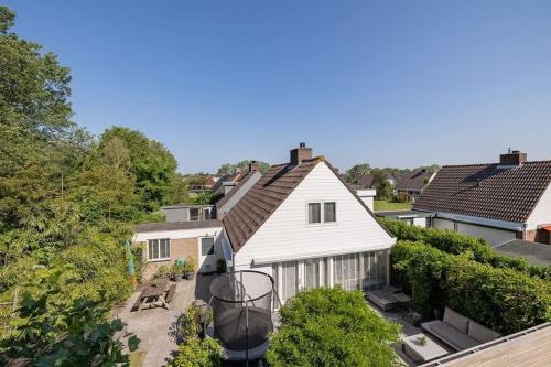 an aerial view of a white house at Het Warme nest in Noordwijkerhout