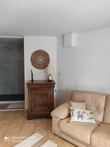 ein Wohnzimmer mit einem Sofa und einem Tisch in der Unterkunft Suite et Spa Les Abatilles in Arcachon