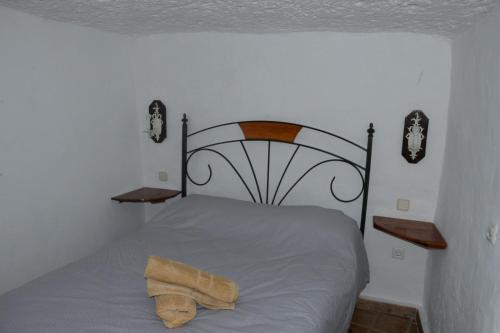 um quarto com uma cama com uma toalha em La Morisca em Vega de San Mateo