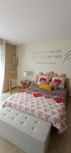 - une chambre avec un lit doté d'une couette rouge et blanche dans l'établissement Gîte ensoleillé, au calme, proche Montségur, à Fougax-et-Barrineuf