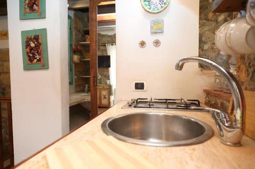 einer Spüle aus rostfreiem Stahl in einer Küchentheke in der Unterkunft Studio für 2 Personen ca 30 qm in Cefalù, Sizilien Nordküste von Sizilien in Cefalú