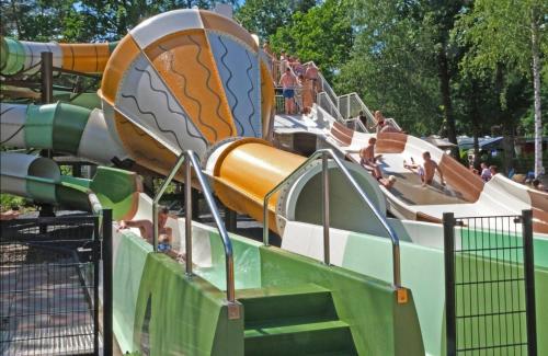 a water slide at a park with people on it at Chalet de Bosrand 404, unieke rustige plek met veel privacy aan de bosrand van vakantiepark op de Veluwe in Beekbergen