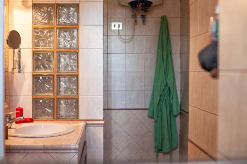 ein Badezimmer mit einem Waschbecken und einem grünen Handtuch in der Unterkunft Vatican R-Home in Rom