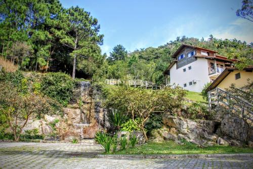 una casa al lado de una montaña en Eco Hotel Oceanomare, en Florianópolis