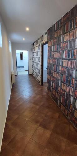 Knihovna v apartmánu