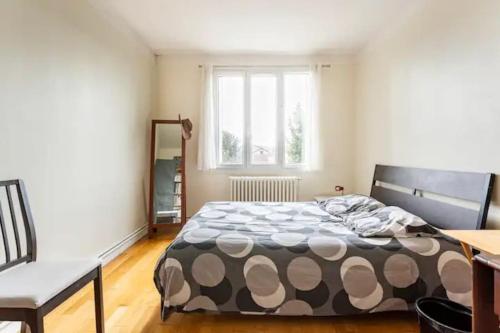 une chambre avec un grand lit et une fenêtre dans l'établissement Logement 3 pièces à 10 minutes de Paris, aéroport, à Choisy-le-Roi
