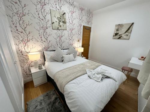 a small bedroom with a bed and two lamps at 2 Bedroom Apartment In Central London in London