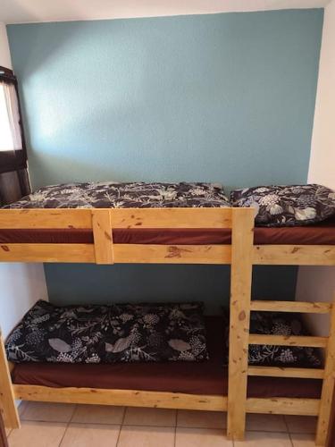 Ce lit se trouve dans un dortoir doté de 2 lits superposés et d'un mur. dans l'établissement Studio Cabine Ile des pêcheurs, au Cap d'Agde
