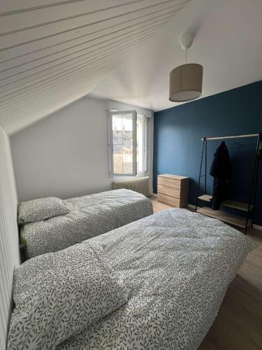 une chambre avec deux lits et une fenêtre dans l'établissement Gîte T3 Cœur de ville, à Sully-sur-Loire