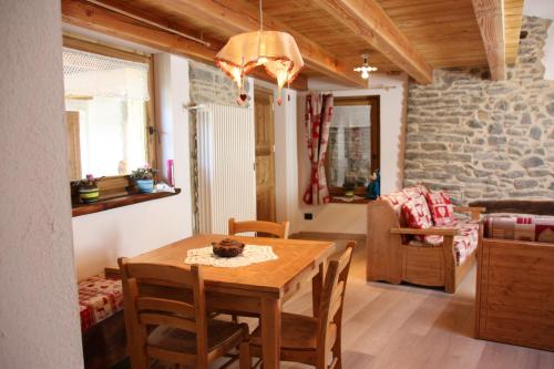 eine Küche und ein Esszimmer mit einem Holztisch und Stühlen in der Unterkunft Lo Trapei in Aosta